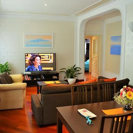 Apartment With Swimming Pool